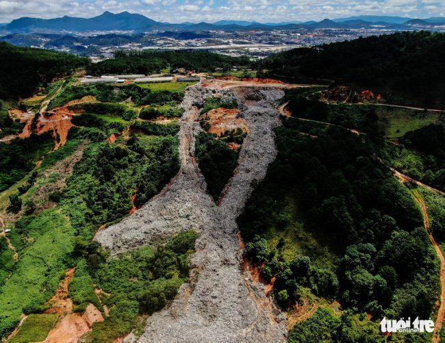 Gần như toàn bộ núi rác nghìn tấn đổ xuống vườn dân ở thung lũng
