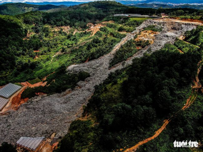 Rác sạt xuống thung lũng vùi lấp hoa màu và những khu nhà kính trồng hoa