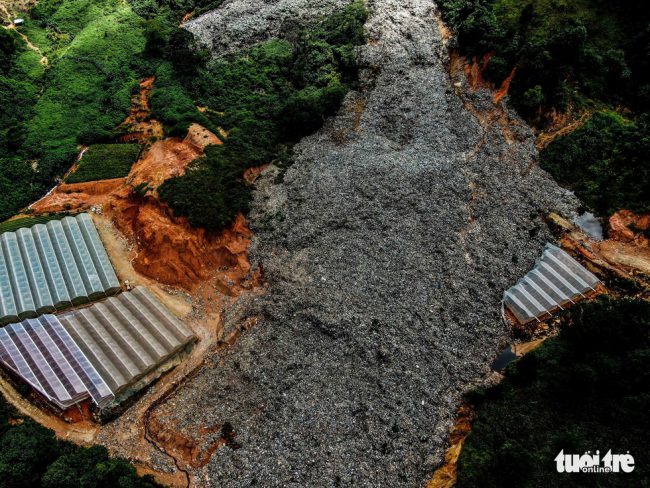 Chỉ còn vài khu vườn may mắn không bị rác chèn