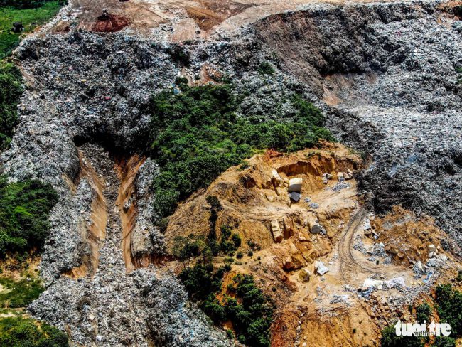 Đường dẫn nước thải của bãi rác cũng bị rác đè lên lên gây tắc nghẽn