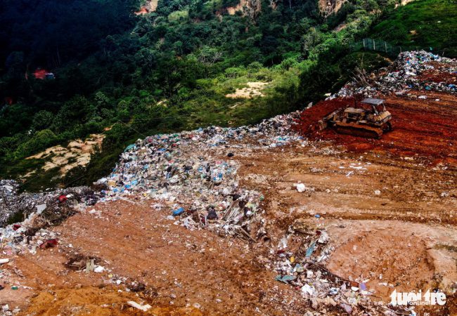 Rác ở bãi Cam Ly được lấp tạm bợ theo công thức một lớp rác, một lớp đất