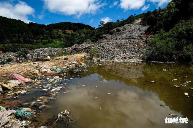 Con suối dẫn nước trong khu vực cũng bị rác vùi lấp thành một vũng nước đọng hôi thối