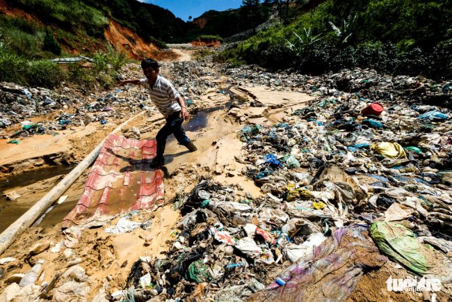 Người dân phải lắp ống dẫn nước thải để nước không bị tù đọng, bốc mùi