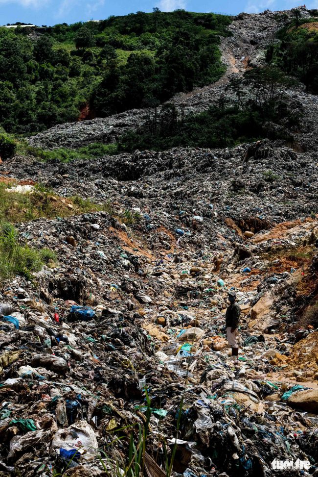 Lớp rác vùi vườn dân dày khoảng 5m, người dân không thể tự dọn dẹp nên phải chờ cơ quan chức năng dù đã 6 ngày trôi qua.