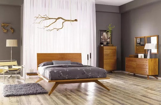 Một chiếc giường ngủ chắc chắn, kết hợp với cành cây trang trí bên trên khiến chủ nhân ngắm mãi không chán.