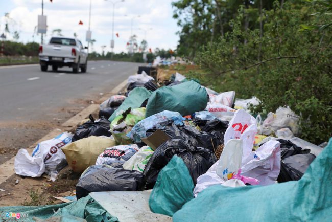 Hơn một tháng qua, nhiều tuyến đường, ngõ ngách ở thị trấn Hương Khê (huyện Hương Khê, Hà Tĩnh) rác thải đổ ngổn ngang, chất từng đống, bốc mùi hôi thối khiến cuộc sống người dân nơi đây bị đảo lộn.