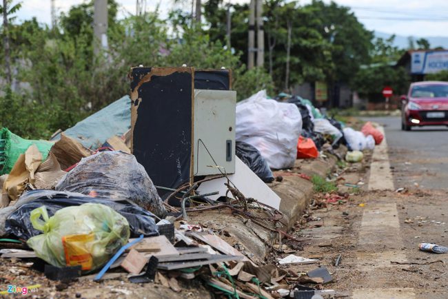 Hai bên đường Hồ Chí Minh, hàng trăm bao tải, túi nylon đựng rác thải sinh hoạt, xác động vật được chất đống, nhiều loại đang phân hủy, bốc mùi hôi thối, ruồi nhặng bu kín.