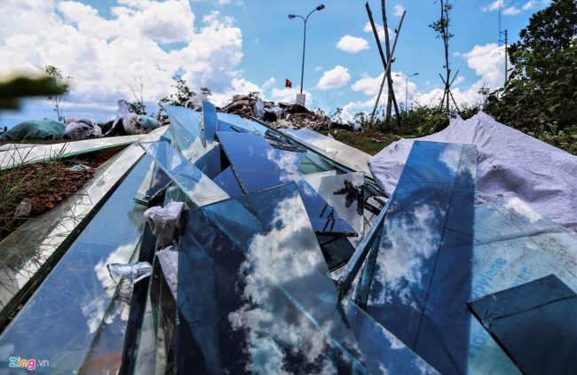 Những mảnh kính vỡ sắc nhọn cũng bị vứt bừa bãi trên vỉa hè.