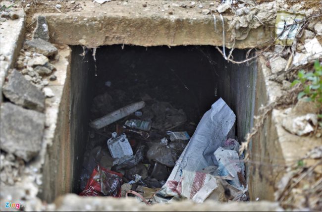 Nhiều nắp cống mất, phía dưới cống thoát nước chứa đầy rác.