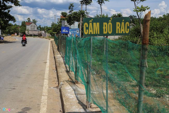 Chính quyền địa phương cùng các đoàn thanh niên dùng lưới rào chắn vỉa hè và dựng biển cấm đổ rác dọc đường vào thị trấn Hương Khê.