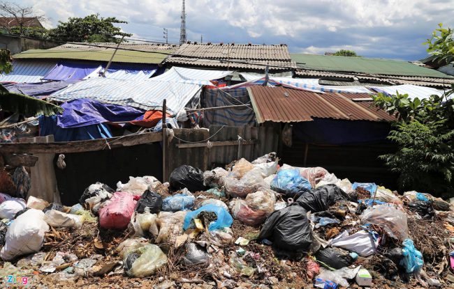 Chị Nguyễn Thị Bình (43 tuổi, tiểu thương chợ Bình Sơn) cho biết khu vực phía sau chợ rác chất thành đống, bốc mùi hôi thối nhiều tuần nay, gây khó khăn cho việc buôn bán. "Rác chất đống hôi lắm, nhiều người đến mua hàng rồi cũng phải bỏ đi, lúc trước rác ùn ứ là công nhân môi trường thu gom chở đi nhưng lâu nay không có chỗ đỗ nên lâu lâu cứ chất đống. Mưa thì nước rỉ, nắng ruồi nhặng hôi lắm", chị Bình nói.