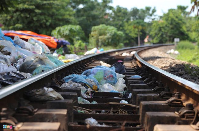 Rác ùn ứ không được thu dọn tràn ra cả khu vực đường sắt qua ga Hương Phố.