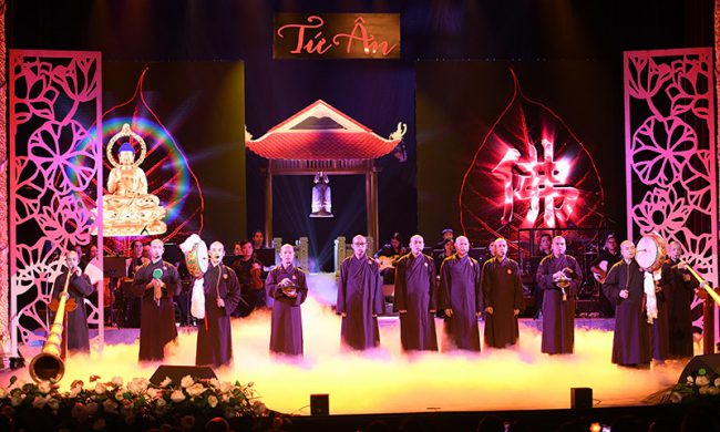 Tứ Ân được mở đầu khá đặc biệt, bằng tiếng chuông chùa ngân vang trên sân khấu. Đạo diễn Phạm Hoàng Giang đã tái hiện sống động, uy nghiêm lầu chuông với chuông chùa hàng trăm kg được thỉnh về. Màn trì tụng Chú Đại Bi do chư tăng cùng các nghệ sĩ thể hiện như lời cầu mong nhiều phước lành đến mọi người.