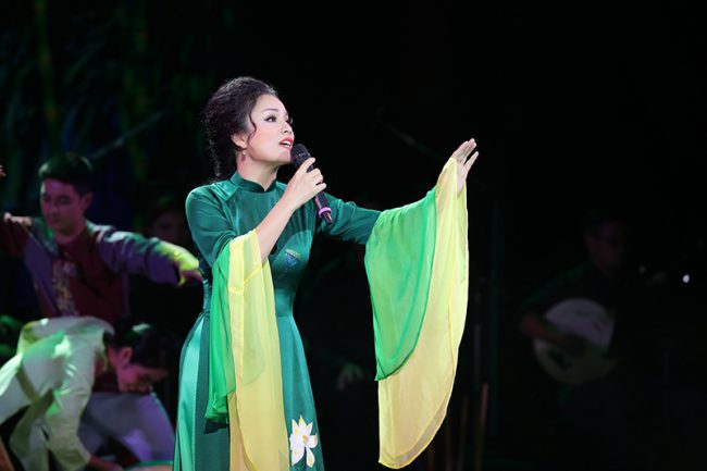 Ở ca khúc Quê mẹ, giọng ca tình cảm, da diết của Tân Nhàn khiến người xem như được trở về với những ký ức của riêng mình với hình bóng người mẹ thân thương hiện lên với bao vất vả, yêu thương.