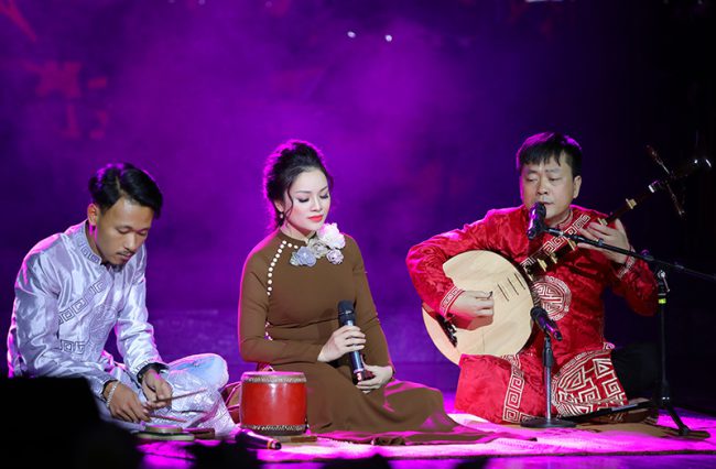 Trong đêm Tứ Ân, Tân Nhàn lại một lần nữa kết hợp với NSƯT Đình Cương bài hát Văn Ngồi buồn nhớ mẹ ta xưa. Với tình cảm và sâu lắng, hai nghệ sĩ đã tiếp tục làm nhiều khán giả rưng rưng nhớ thương hơn những người mẹ hiền.