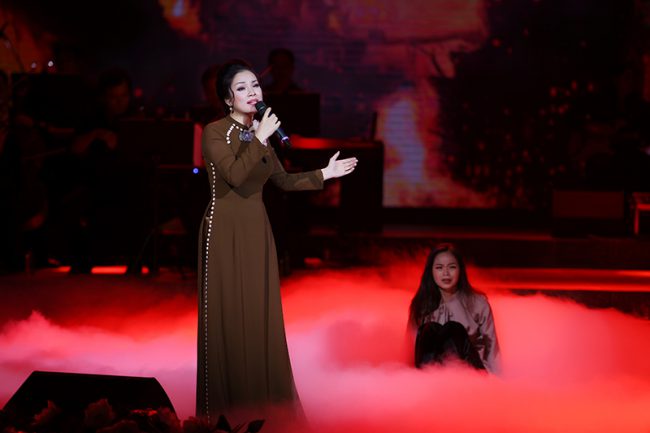 Tuy nhiên, ca khúc Mục Kiền Liên cứu mẹ Tân Nhàn gây ấn tượng mạnh hơn khi khéo léo thể hiện giọng hát tình cảm, chất chứa những đau xót giằng xé của mình khi hát về nỗi đau của Mục Kiền Liên khi muốn đau thay mẹ.