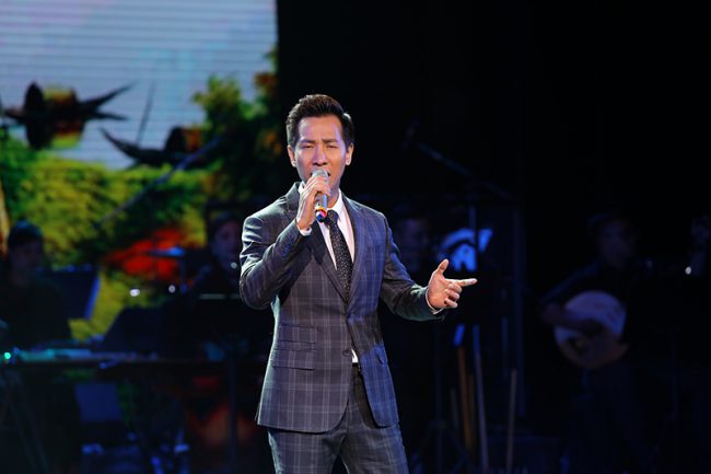 Nếu như ca sĩ Tuấn Anh – chồng Tân Nhàn thể hiện sự hào sảng qua ca khúc Tổ quốc gọi tên mình thì Lê Anh Dũng đưa người nghe vào một không gian thấm đẫm sự yêu thương và tình người qua ca khúc Trở về.