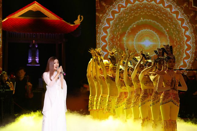 Ca khúc Mẹ từ bi do ca sĩ Thu Hằng thể hiện cùng phần dàn dựng múa Quan âm công phu trong khung cảnh sân khấu huyền ảo, linh thiêng đã gây ấn tượng mạnh cho khán giả.