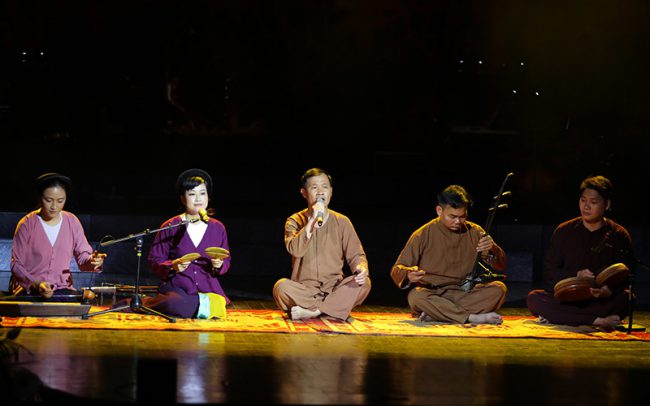 Nghệ sĩ xẩm Quang Long và Mai Tuyết Hoa cùng nhóm Xẩm Hà Thành tiếp tục kể câu chuyện về ân lớn lao, trời biển của Mẹ, Cha qua Theo cha ra biển mở buồm và Công cha ngãi mẹ sinh thành.