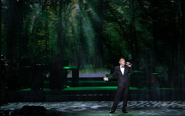 NSƯT Việt Hoàn với Một rừng cây, một đời người, Tuấn Anh và Lương Nguyệt Anh với Đất nước tình yêu ở phần cuối chương trình khiến khán giả thấy hào hứng khi hát lên khát vọng sống hòa bình, sống hài hòa với thiên nhiên.