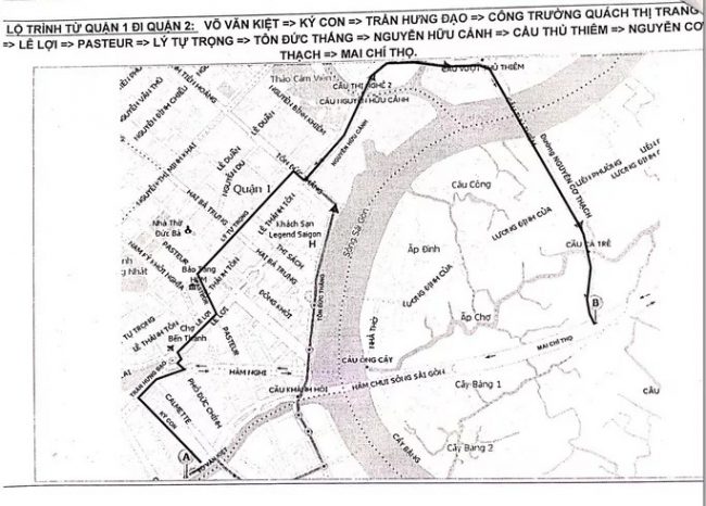 Xe lưu thông theo lộ trình hướng từ quận 1 sang quận 2