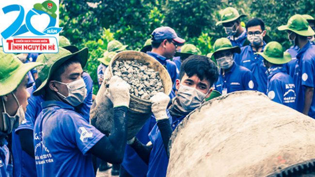 Sinh viên tình nguyện Trường ĐH Bách khoa TP.HCM xây cầu tại các tỉnh ĐBSCL CTV