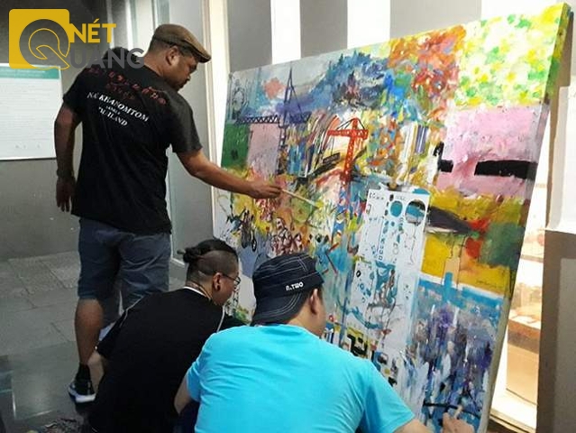 Các nghệ sĩ quốc tế đang khẩn trương thực hiện tác phẩm cho cuộc triển lãm.