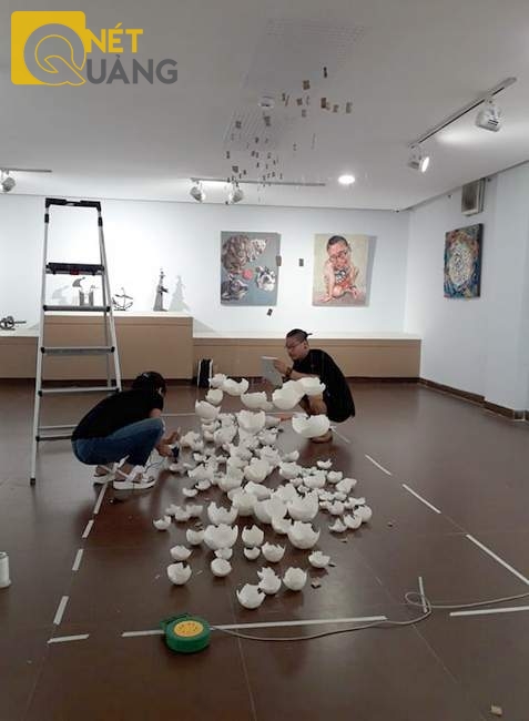 Một tác phẩm sắp đặt đang được hoàn thiện trong khuôn viên Bảo tàng Mỹ thuật Đà Nẵng.