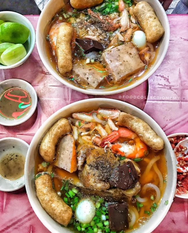 Nếu Hà Nội gắn liền với đặc sản là phở, Huế nức tiếng về bún bò, Đà Nẵng lại có bánh canh. Bánh canh được làm từ bột năng hoặc bột gạo tạo thành các sợi dài như bún, phở nhưng dày và to hơn. Khi ăn, bạn có thể cảm nhận được độ dai, dẻo, mềm của sợi bánh. Một tô bánh canh đầy đủ gồm tôm, giò heo, mọc, chả cùng nước lèo ninh xương hoặc cua ghẹ thơm lừng. Khi thưởng thức, bạn nên dùng kèm với quẩy. Ảnh: Beta1, Foodcollectionsmy.