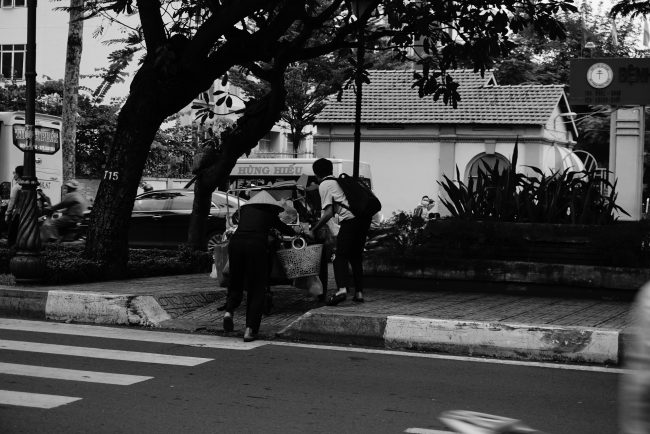 Sang đường Một hành động đẹp vẫn thường hay bắt gặp ở những con đường Sài Gòn, trong ảnh là một cậu học sinh đang giúp bà cụ đẩy xe hàng khi sang đường.