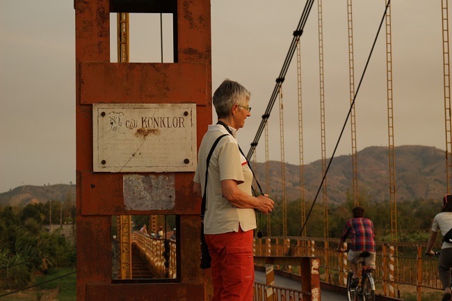 Du khách trên cây cầu nổi tiếng ở Kontum