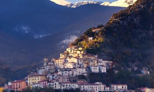 Một ngôi làng thuộc khu vực Molise. Ảnh: Telegraph.