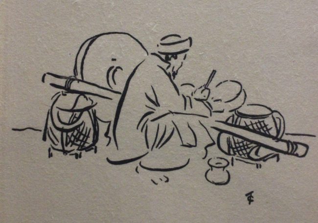 Không rõ người đàn ông mặc áo the đóng khăn xếp này bán thứ gì trong gánh hàng rong của mình.