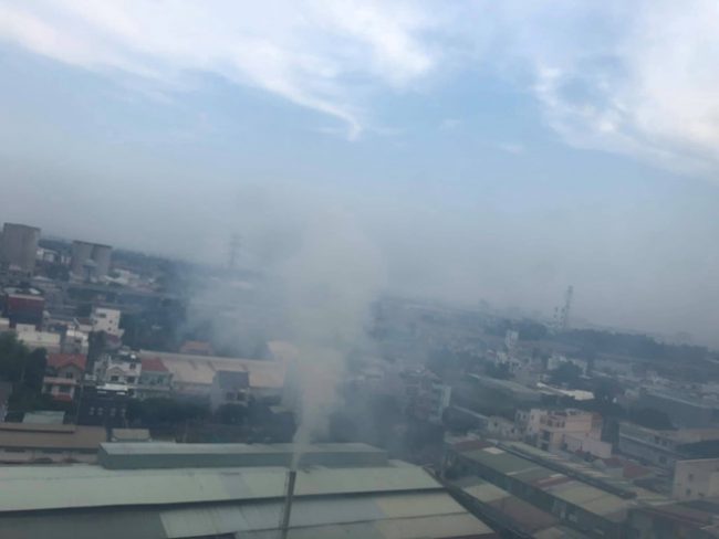 Nhà máy giấy Xuân Đức (Q.9, TP.HCM) mỗi ngày đốt khoảng 15 tấn than đá và xả khí thải ra môi trường Ảnh: Mã Phong