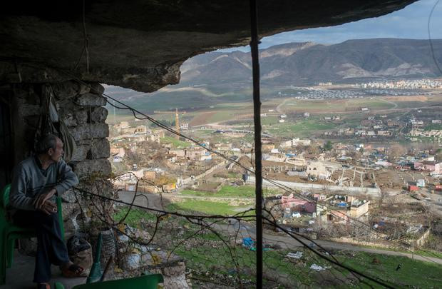 Góc nhìn xuống thung lũng từ một trong những hang cuối cùng có người sinh sống tại thị trấn cổ Hasankeyf. Ảnh: Getty Images
