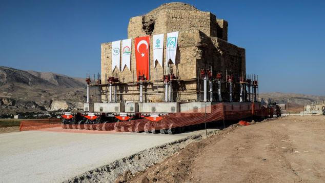 Artuklu Hamam, nhà tắm công cộng tuổi thọ hàng thế kỷ, nặng 1.600 tấn, được đưa lên tấm lăn và chuyển đến địa điểm mới. Ảnh: AFP/Getty Images