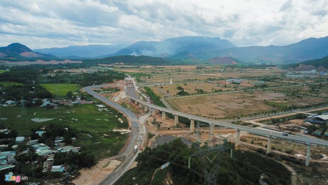 Đoạn đường này dài 11,5 km có nhiều hộ dân sinh sống và đến nay còn 258 hồ sơ của các hộ ở xã Hòa Liên, Hòa Sơn, Hòa Nhơn (huyện Hòa Vang) chưa thỏa thuận đền bù xong.