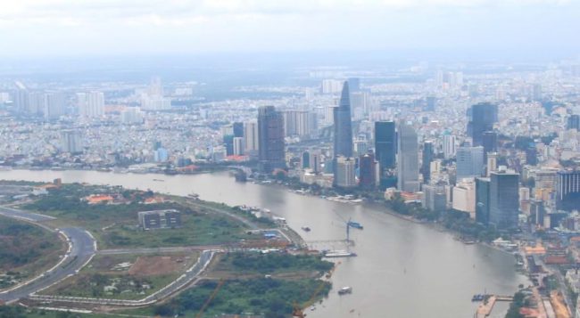 Cầu đi bộ qua sông Sài Gòn nối quận 1 với Thủ Thiêm. Ảnh: T.Dũng