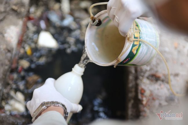 Các mẫu nước này được mang về để kiểm tra mức độ ảnh hưởng sau vụ cháy