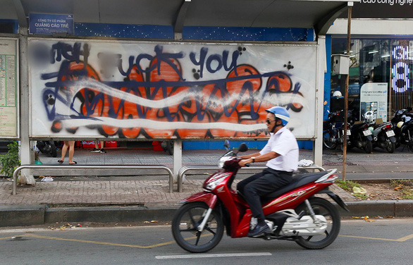 Hình ảnh vẽ bậy và những câu chữ xấu xí đã bôi bẩn ngay trạm xe buýt giữa trung tâm Q.1