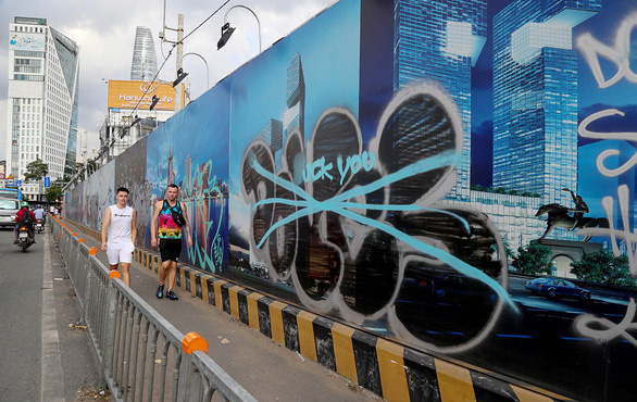 Từ chửi tục xuất hiện trên đường Trần Hưng Đạo, Q.1