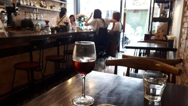 Ngày nay nhiều quán cà phê đã thực hiện tiêu chuẩn bảo vệ môi trường từ việc không dùng ly nhựa sử dụng một lần.