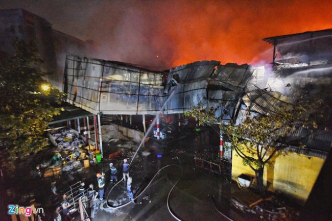 Khi hỏa hoạn xảy ra, thủy ngân và các chất khí độc hại đã gây ô nhiễm môi trường xung quanh Công ty Rạng Đông. Ảnh: Phạm Thắng