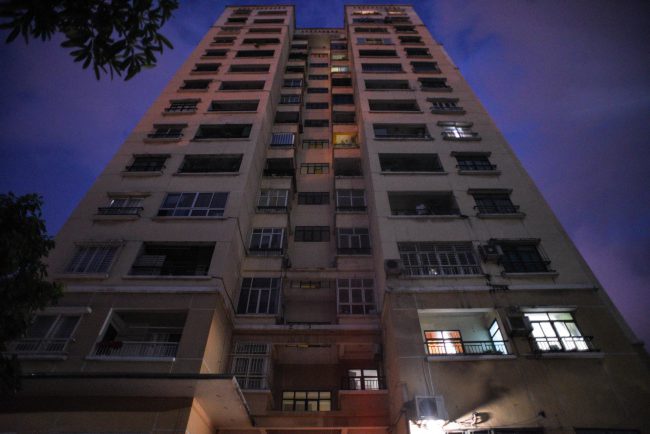 Gần 19h, chỉ có vài căn nhà sáng đèn trên toà A1 của chung cư.