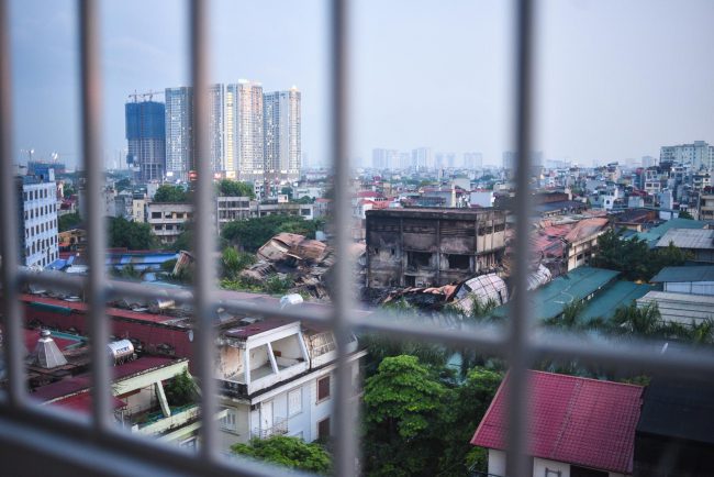 Hiện trường vụ cháy nhìn từ ban công nhà anh Toản.