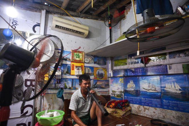 Dù đã 10 ngày trôi qua, căn phòng của ông Lực vẫn 3 chiếc quạt cùng hoạt động 24/24h để ngăn giúp căn phòng bớt mùi khét từ nhà xưởng.