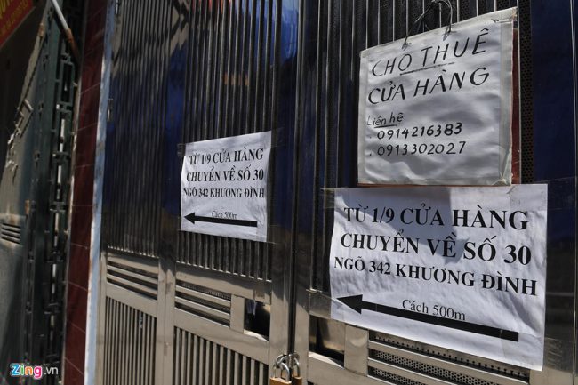 Hầu hết căn nhà, cửa hàng khóa trái cửa, họ dọn đi nơi khác kinh doanh hoặc ở tạm. Chủ nhà treo bảng rao vặt tìm người thuê mới.