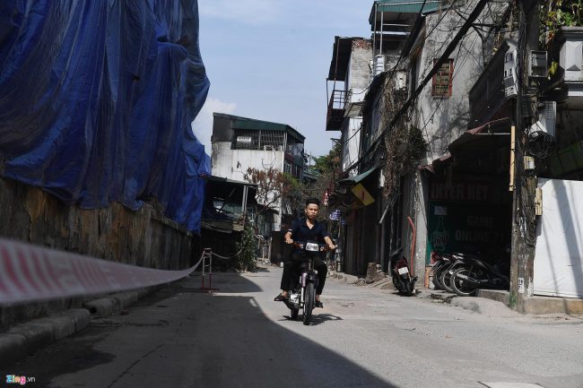 Phần lớn người dân quanh vùng đi qua đây đều đeo khẩu trang, nhưng cũng có nhiều thanh niên không phòng bị.