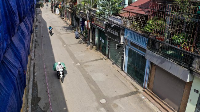 Hiếm khi lắm người ta mới bắt gặp một vài người qua lại. Họ ngó nghiêng, bàn tán về vụ cháy kinh hoàng vào tối 28/8, nhưng nội dung câu chuyện chẳng còn là nguyên nhân hay sự kinh hoàng của đám cháy hôm đó nữa. Mà giờ đây câu chuyện được họ nhắc tới là thủy ngân, là những mối nguy hại cho sức khỏe của gia đình mình.