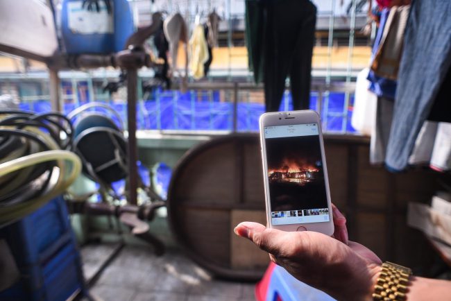 Bức ảnh hiện trường vụ cháy được anh Hiếu chụp lại từ chính ban công nhà mình, đối diện khu nhà xưởng bị cháy của Công ty Rạng Đông, cách chừng 15 m.